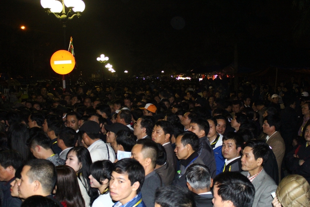Hàng nghìn người chen chúc đến dự lễ khai ấn Đền Trần vào tối 14, rạng sáng 15 (âm lịch)