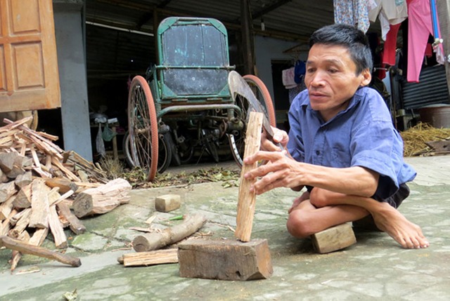 Dù thân hình nhỏ bé nhưng anh Phan Thanh Danh có thể làm mọi việc như những người bình thường khác.