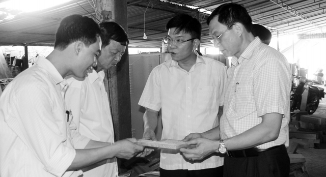 Phó Bí thư Tỉnh ủy Lê Thành Long (người thứ 2 từ phải sang) thăm cơ sở sản xuất đồ mộc mỹ nghệ Yên Xanh, xã Thái Yên.