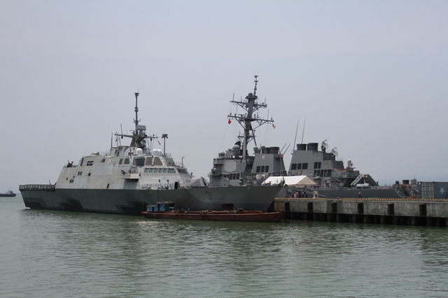 Hình ảnh hai tàu USS Fitzgerald (DDG 62) và tàu tác chiến ven biển USS Fort Worth thuộc Liên đội tàu Khu trục (DESRON) cập cảng Tiên Sa (Đà Nẵng) trong sáng 6/4.