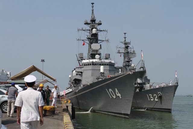 Hai tàu huấn luyện thuộc Lực lượng tự vệ bờ biển Nhật Bản  - JS KIRISAME (DD104) và JS ASAYUKI (DD132) cập cảng Tiên Sa (Đà Nẵng) sáng ngày 16/4. Ảnh Đức Hoàng