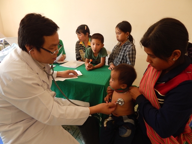 Các bác sĩ BV Hoàn Mỹ Đà Nẵng đang khám tim miễn phí cho trẻ em Kon Tum