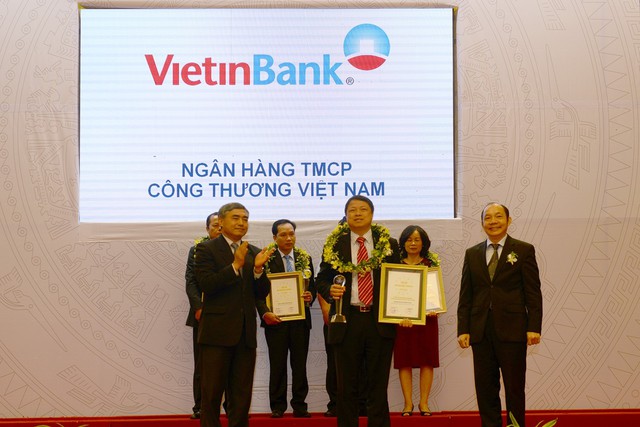 Đại diện VietinBank, Phó Tổng Giám đốc Nguyễn Văn Du nhận Chứng nhận Top 50 DN tăng trưởng xuất sắc nhất.