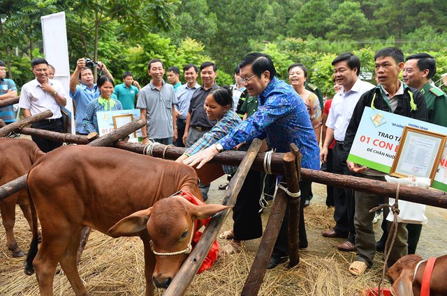 Chủ tịch nước Trương Tấn Sang chia sẻ niềm vui với người dân nhận bò từ chương trình “Bò giống giúp người nghèo biên giới”