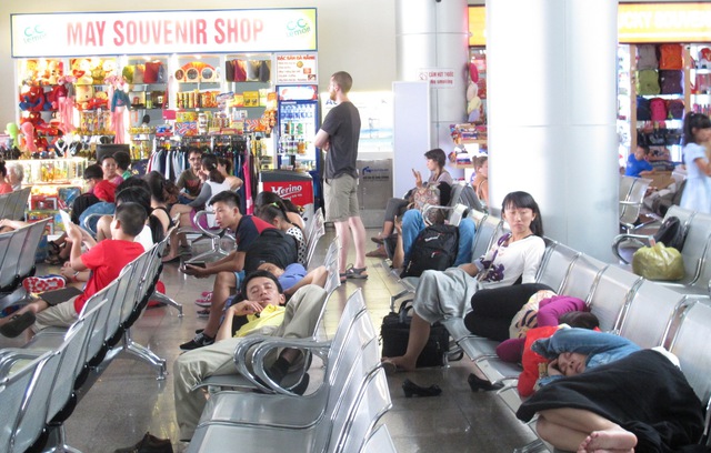 Hành khách nằm vật vạ ở phòng chờ tại sân bay quốc tế Đà Nẵng. Ảnh Đ.H