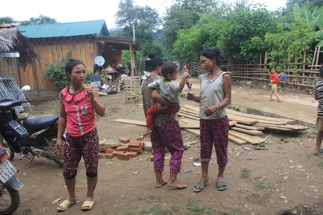 Người dân bản Phồng vô cùng bất ngờ vì Vi Văn Hai nghi phạm giết người trong vụ thảm sát. Ảnh Hồ Hà