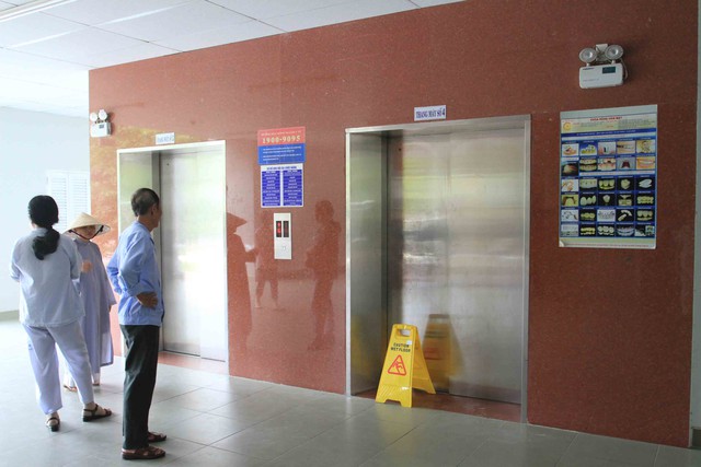 Thang máy số 4 ở tòa nhà 11 tầng - Bệnh viện C Đà Nẵng rơi tự do từ tầng 4 xuống tầng 1 khiến một bệnh nhân bị thương. Ảnh Đức Hoàng