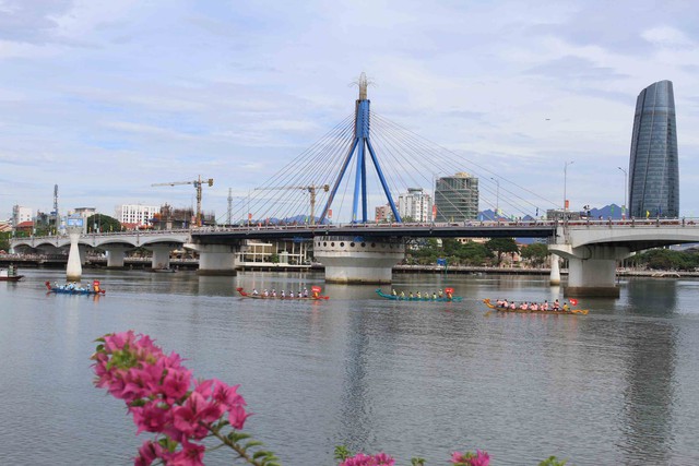 Sáng 2/9, hàng trăm vận động viên nam nữ là ngư dân Đà Nẵng và Quảng Nam cùng nhau tranh tài Giải đua thuyền truyền thống thành phố Đà Nẵng mở rộng