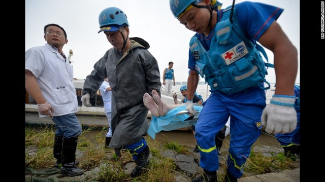 The body of a victim is brought onto the shore on June 2.