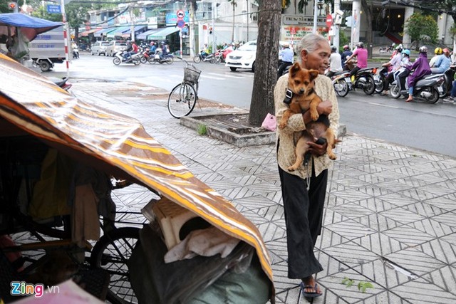 Cụ bà gốc Campuchia sống trên vỉa hè cùng hai con chó