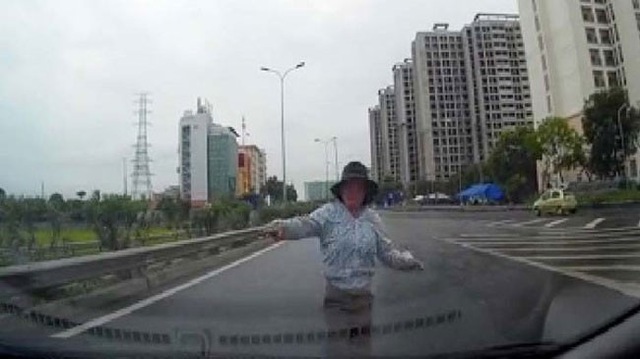 người phụ nữ, chặn đầu ô tô, cao tốc