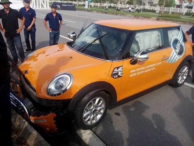 Lái thử, khách hàng, Mini Cooper, tiền tỷ, chân phanh