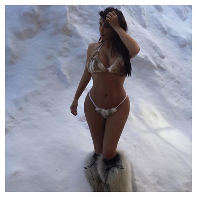 Kim Kardashian mặc bikini giữa mùa đông.