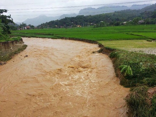 Điện Biên ngổn ngang sau cơn lũ ống