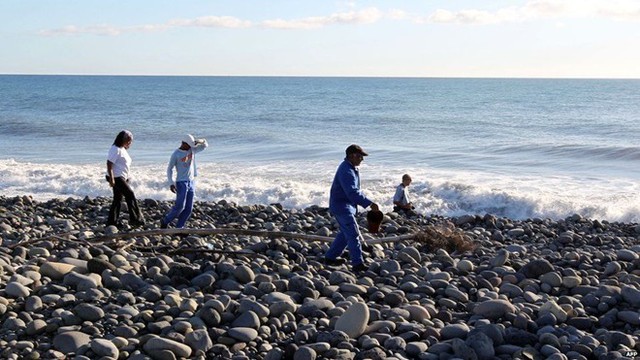 Phát hiện cánh cửa máy bay nghi của MH370