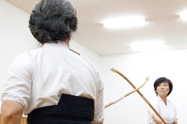 Bà Akie Abe, vợ của Thủ tướng Shinzo Abe, đã múa naginata (một loại dao có cán gỗ dài của Nhật) tại Nippon Budokan ở Tokyo vào hôm thứ Bảy trước sự trầm trồ của người Nga. Buổi khoe tài này được thực hiện trong cuộc giao lưu võ thuật giữa hai nước.