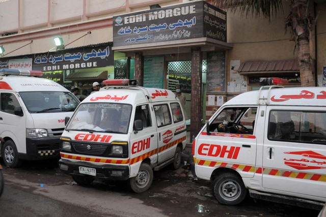 Các xe cứu thương chở thi thể nạn nhân chết vì say nắng mang đến một kho lạnh của nhà xác Edhi