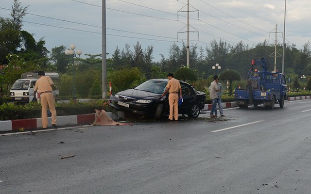 Tài xế tử vong trong xế hộp móp méo 