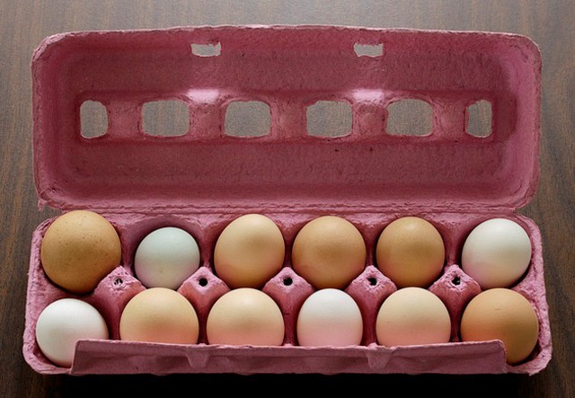 1. Chà dầu thực vật lên trứng trước khi làm lạnh sẽ giữ trứng tươi lâu thêm được 3-4 tuần.