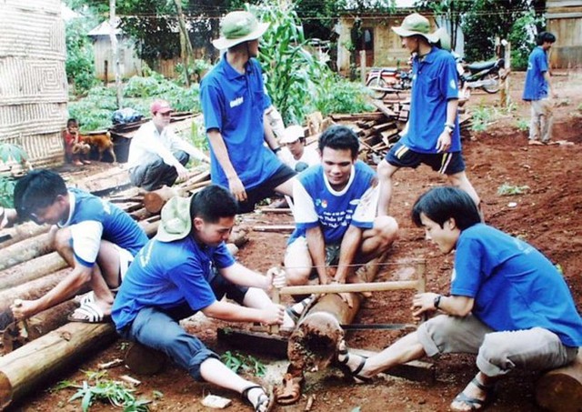 Ông Lê Trương Hải Hiếu nhiều năm liền tham gia chiến dịch Mùa hè xanh TP.HCM - Trong ảnh: SV tình nguyện Hải Hiếu (trái) cưa cây dựng nhà cho bà con Gia Lai trong chiến dịch Mùa hè xanh TP.HCM năm 200