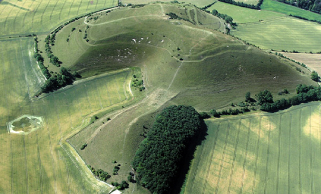 Warminster, Wiltshire, Vương quốc Anh. Đây là nơi tọa lạc của bãi đá cổ Stonehenge và vòng tròn bí ẩn Silbury Hill - những dấu vết của người ngoài hành tinh nổi tiếng nhất thế giới