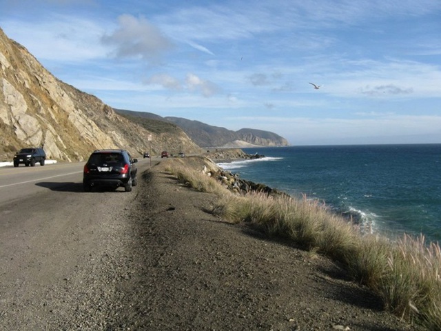 Cao tốc Pacific Coast, California, Mỹ. Trên bầu trời California vào năm 1942, một vật thể lạ đã xuất hiện. Quân đội Mỹ ngay lập bắn 1.500 phát vào &apos;phi thuyền&apos; này nhưng nó không hề suy suyển. Sau đó, Mỹ kết luận đây là hiện tượng thời tiết hiếm thấy nhưng rất ít người tin vào giả thuyết này