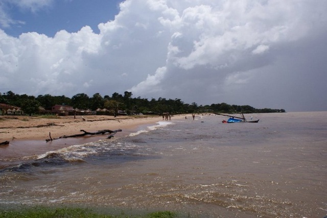 Đảo Colares, Brazil. Người dân hòn đảo này khẳng định họ đã bị người ngoài hành tinh tấn công bằng một tia sáng chói lóa và luồng khí nóng khiến cho hàng trăm người bị thương