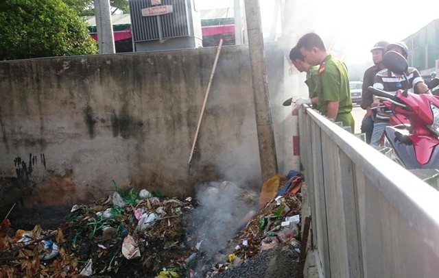 Cơ quan điều tra mở rộng khu vực khám nghiệm sang một đoạn ao nhỏ bên cạnh ngôi nhà của ong Mỹ.