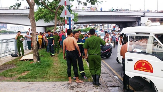 Thi thể nam thanh niên được đưa lên bờ.