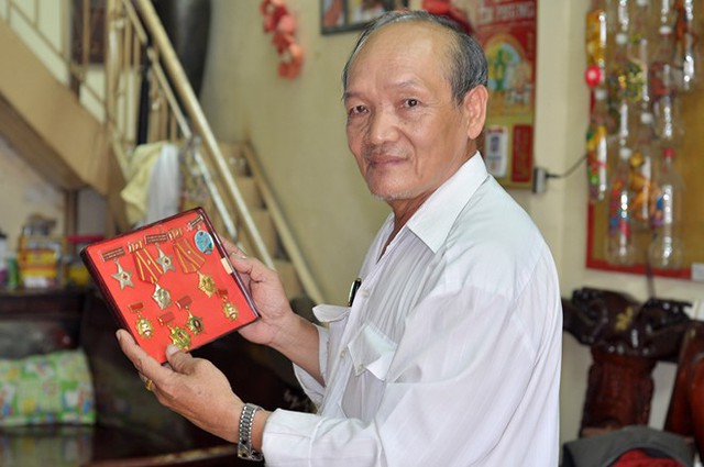 Với tài vẽ chân dung dựa trên lời kể, họa sĩ Võ Tấn Thành giúp công an phá nhiều vụ án. Ông được Bộ công an và ngành chức năng tặng bằng khen, kỉ niệm chương. Ảnh: Ngọc An 