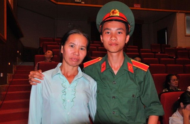Lê Đức Duẩn và mẹ trong bộ quân phục của Học Viện Quân Y