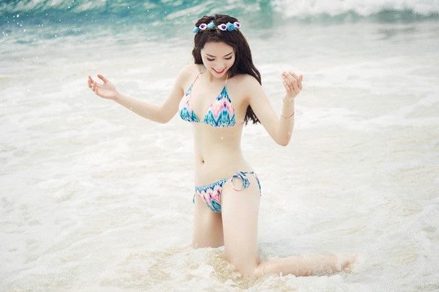 Hoa hậu Kỳ Duyên khoe dáng với bikini trên biển