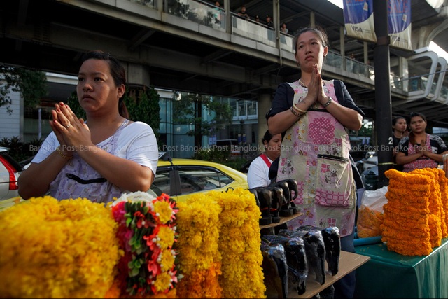 Cabinet ministers, officials and people from all walks of life join a multi-religious ceremony on Aug 21, 2015 for the victims of the Erawan Shrine blast.