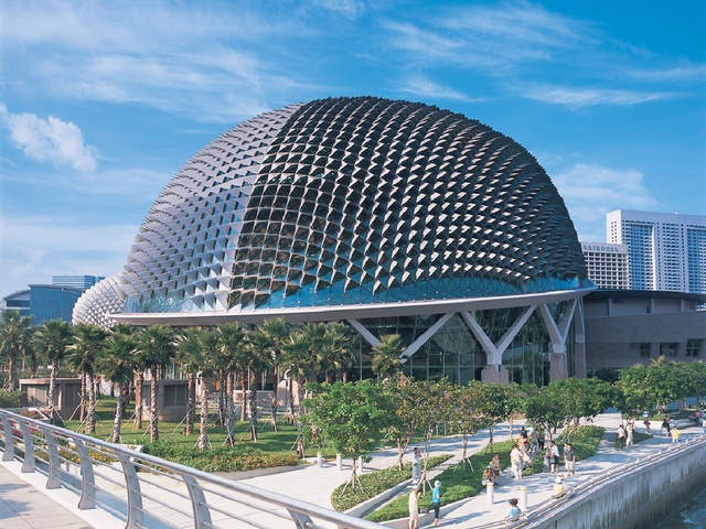 Các nhà hát Esplanade (nhà hát sầu riêng) là một tổ hợp trung tâm biểu diễn nghệ thuật của Singapore với diện tích 6 ha, nằm bên vịnh Marina. Đây là một tổ hợp các khu biểu diễn nghệ thuật: nhà hát, phòng hòa nhạc, thư viện nghệ thuật, sân khấu, biểu diễn thời trang, studio, nhà hàng. 