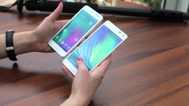 Galaxy A3, A5 - 2 trong số những smartphone giảm giá mạnh nhất dịp nghỉ lễ. Ảnh: Usporedi.