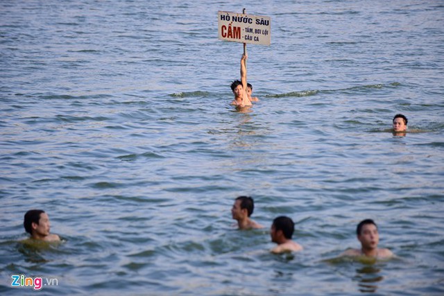Hà Nội nóng 40 độ C, hồ nước thành bãi tắm