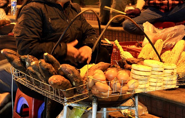 Khoai, bắp nướng Ngay từ đầu chợ, hướng bùng bình Hồ Xuân Hương, bạn đã có thể trông thấy những quán bán bắp, khoai, hột vịt nướng và cả bắp luộc. 