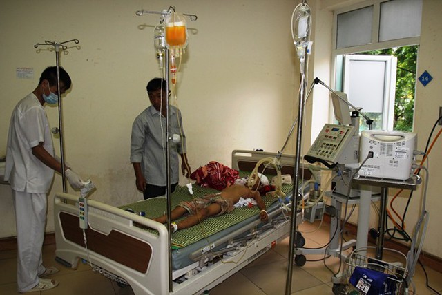 Cháu Chiến đang được cấp cứu tại Bệnh viện Sản - Nhi Nghệ An trong tình trạng nguy kịch. Ảnh: P.Hòa.