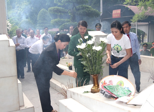 Bà Nguyễn Thị Kim Ngân, Ủy viên Bộ chính trị - Phó chủ tịch Quốc Hội nước CHXHCN Việt Nam và Quỹ 1 triệu cây xanh cho Việt Nam cùng dâng hương tại khu mộ của 10 nữ Thanh Niên Xung Phong ở khu di tích lịch sử Thanh Niên Xung Phong Ngã ba Đồng Lộc, Hà Tĩnh.