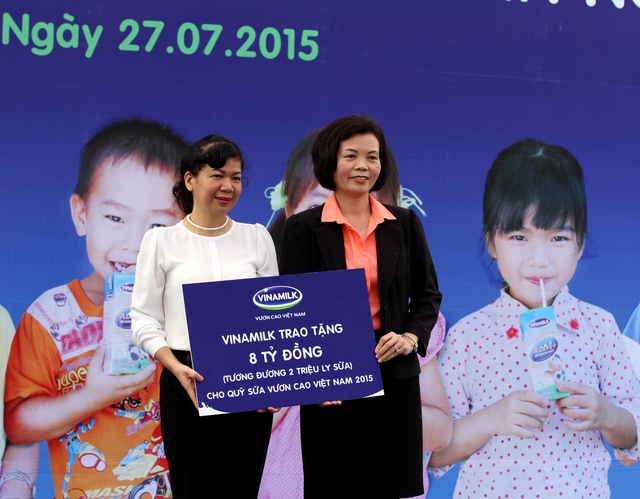Năm 2015, Quỹ sữa Vươn cao Việt Nam của Vinamilk vẫn tiếp tục sứ mệnh của mình, trao cho các em nhỏ có hoàn cảnh khó khăn một lượng sữa trị giá 8 tỷ đồng, tương đương 2 triệu ly sữa cho Quỹ Sữa vươn cao Việt Nam
