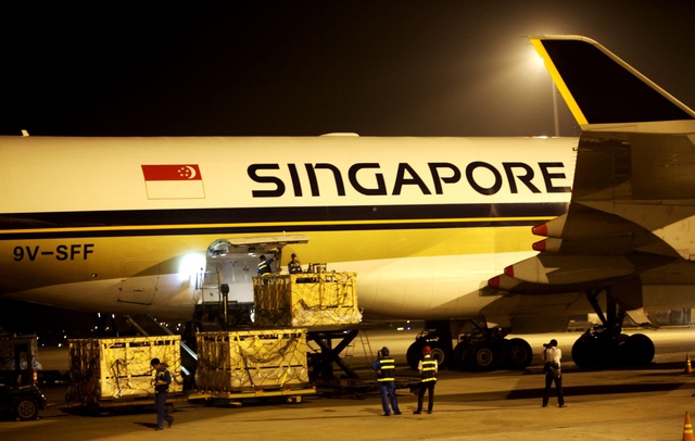Chiếc chuyên cơ của Hãng hàng không Singapores Airlines chở những “cô bò” cao sản mang thai được Vinamilk nhập về đêm ngày 20/4