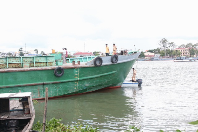 Công an khám nghiệm hiện trường vụ tai nạn