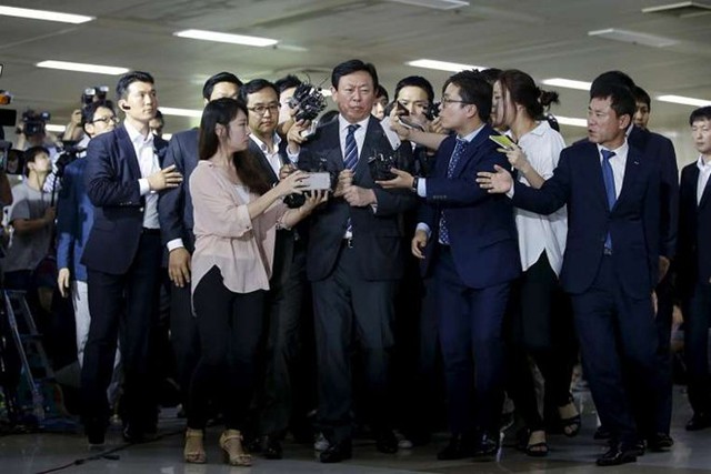 Shin Dong Bin hiện là Chủ tịch tập đoàn Lotte sau khi sa thải anh trai, tiếm quyền cha. Ảnh: Reuters.