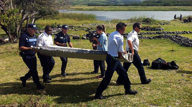 Mảnh vỡ có thể là cánh lái chiếc Boeing 777 mang số hiệu MH370 của Malaysia Airlines