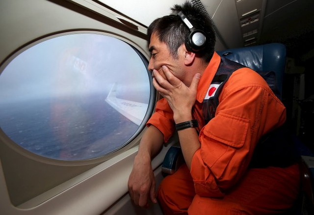 Thành viên Koji Kubota của lực lượng bảo vệ bờ biển Nhật Bản trong chuyến bay tìm kiếm máy bay MH370 tại Nam Ấn Độ Dương, ảnh tư liệu - Ảnh: Reuters