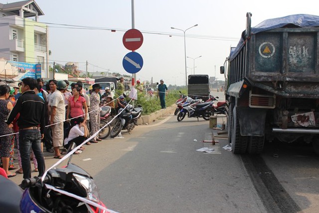 Con gái khóc bên thi thể người cha bị xe tải cán 