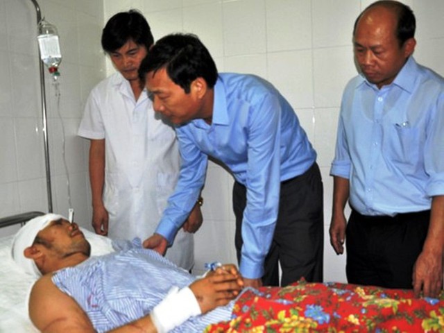 Bí thư Tỉnh ủy Quảng Ninh Nguyễn Văn Đọc thăm hỏi anh Cao Văn Vỹ tại giường bệnh.