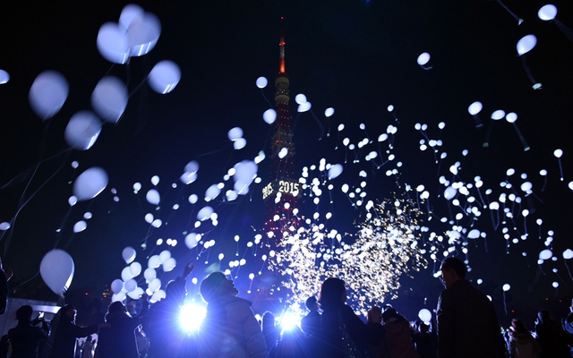 People release balloons to celebrate the New Year during an annual countdown ceremony in Tokyo