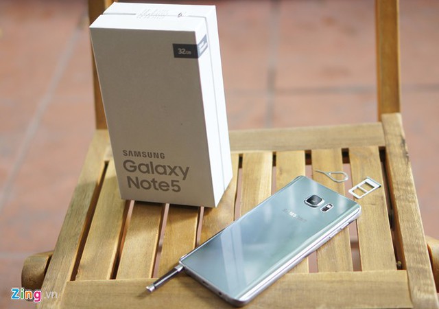 Bản Galaxy Note 5 2 SIM vừa về Việt Nam. Ảnh: Thành Duy.