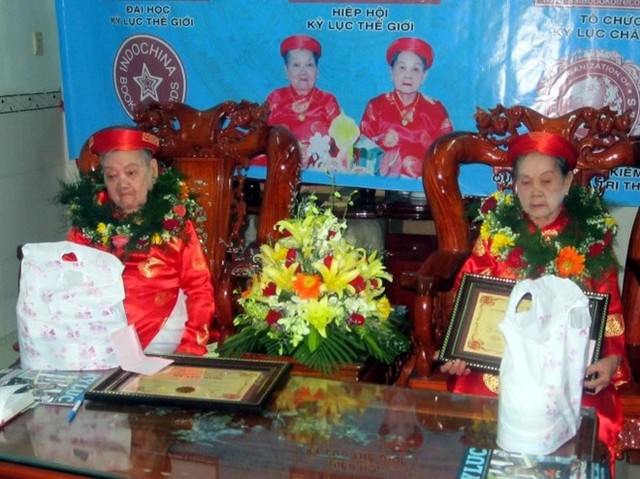 Hai cụ Đinh Thị Xa (102 tuổi) và Đinh Thị Long (94 tuổi).